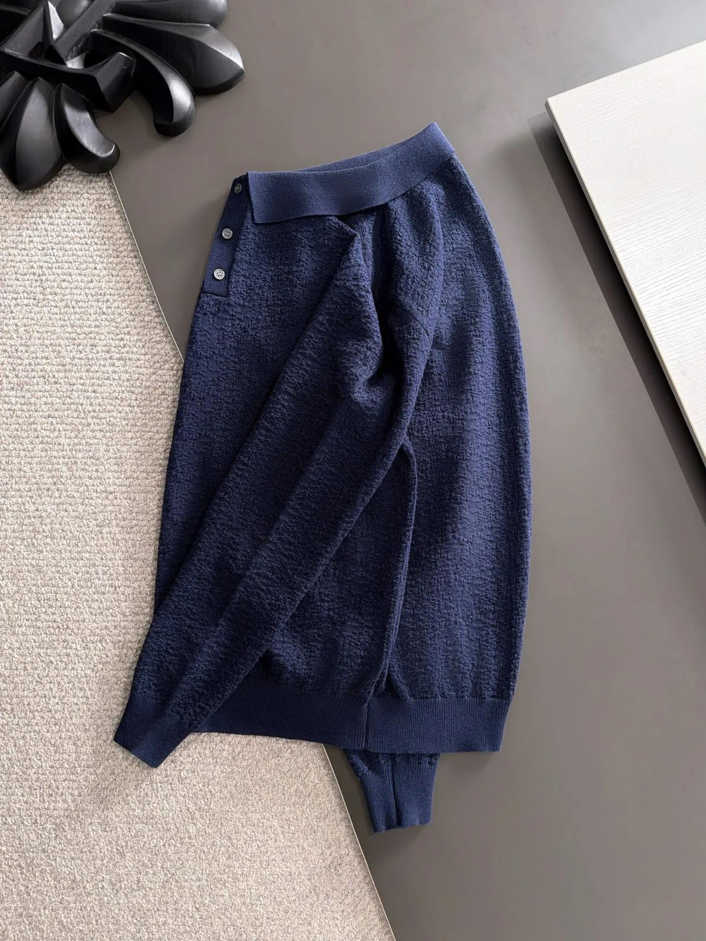 Next day shipment LP high quality Loro Piana 26ss autumn and winter New Arrival knitted sweater long sleeves Made of one-on-one combed cotton yarn knitted fabrics, no pressure in and out of the counter Exclusive control of raw materials It feels substantial when weighed, and the upper body is more textured than ordinary T-shirts. This texture can handle the weather easily and is suitable for both hot and cold! Loose fit design, looks noble. The only correct version is available Size: M to XXXL